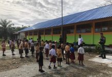 Satgas Yonif 132/BS TNI Mengajar Anak Sekolah di Perbatasan Papua FOTO: Satgas Yonif 132/Bima Sakti melakukan pengabdian dengan mengajar anak-anak Di SD Inpres Wambes, Kp.Wambes, Distrik Wambes, Kab.Keerom, Provinsi Papua, yang berlangsung pada hari Sabtu, 4 Februari 2023.