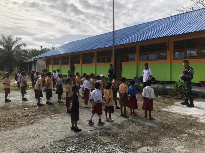 FOTO: Satgas Yonif 132/Bima Sakti melakukan pengabdian dengan mengajar anak-anak Di SD Inpres Wambes, Kp.Wambes, Distrik Wambes, Kab.Keerom, Provinsi Papua, yang berlangsung pada hari Sabtu, 4 Februari 2023.