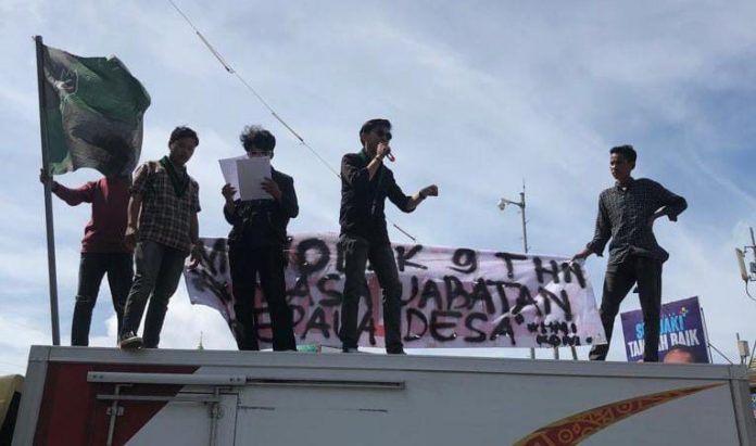 FOTO: Himpunan Mahasiswa Islam (HMI) Komisariat Universitas Mega Rezky Makassar menggelar aksi unjuk rasa di kawasan lampu merah Tallo. Ahad (4/2)