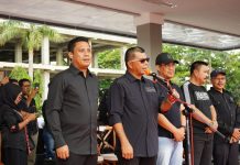 Dilepas Bupati Andi Utta, Ribuan Orang Berbusana Hitam Ikuti Karnaval Budaya FOTO: Kiri Wakil Ketua Komisi V DPR RI Andi Iwan Darmawan Aras, Bupati dan Wakil bupati Bulukumba saat melepas carnaval HUT ke 63 Kabupaten Bulukumba.