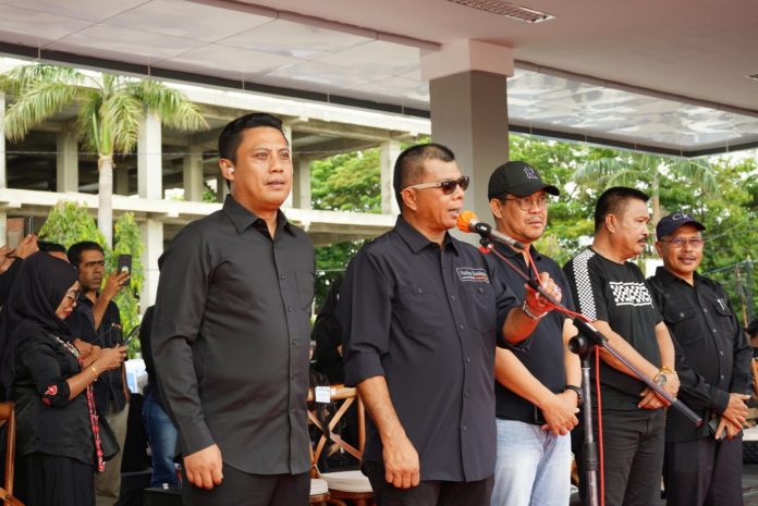 FOTO: Kiri Wakil Ketua Komisi V DPR RI Andi Iwan Darmawan Aras, Bupati dan Wakil bupati Bulukumba saat melepas carnaval HUT ke 63 Kabupaten Bulukumba.