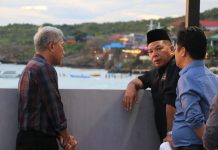Diresmikan Gubernur, Masjid Thalhah Ubaidillah Jadi Ikon Baru Tanjung Bira Bulukumba FOTO: Tengah Bupati Muchtar Ali Yusuf bersama staf ahli Pemkab Bulukumba berdiskusi usai meresmikan masjid terapung yang berada di Kawasan Wisata Bira, Masjid Thalhah Ubaidillah, Sabtu, 4 Februari 2023.