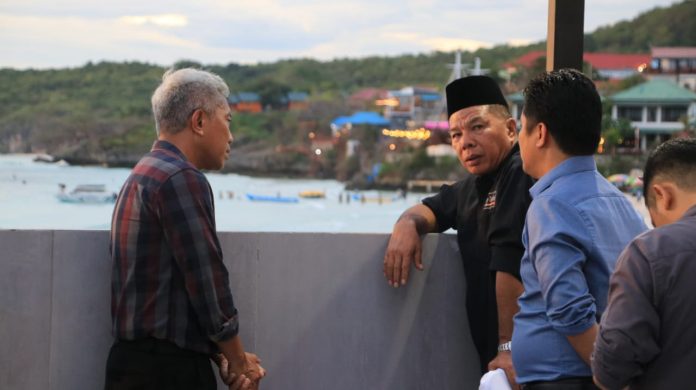 FOTO: Tengah Bupati Muchtar Ali Yusuf bersama staf ahli Pemkab Bulukumba berdiskusi usai meresmikan masjid terapung yang berada di Kawasan Wisata Bira, Masjid Thalhah Ubaidillah, Sabtu, 4 Februari 2023.