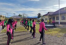 Pererat Silaturahmi, Persit Dan Bhayangkari Yahukimo Olahraga Bersama FOTO: Persit KCK Cabang Kodim 1715/Yahukimo bersama Bhayangkari Polres Yahukimo menggelar olahraga bersama untuk mempererat silaturahmi antara keduanya, yang dilaksanakan di Lapangan Apel Polres Yahukimo, Distrik Dekai, Kabupaten Yahukimo, pada Sabtu (04/02).