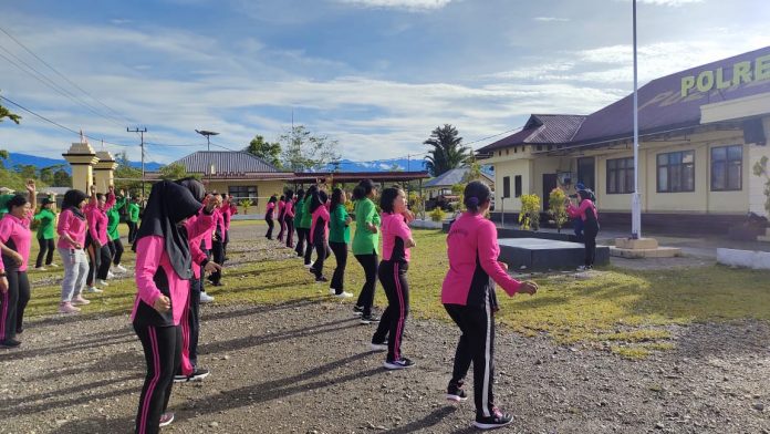 FOTO: Persit KCK Cabang Kodim 1715/Yahukimo bersama Bhayangkari Polres Yahukimo menggelar olahraga bersama untuk mempererat silaturahmi antara keduanya, yang dilaksanakan di Lapangan Apel Polres Yahukimo, Distrik Dekai, Kabupaten Yahukimo, pada Sabtu (04/02).