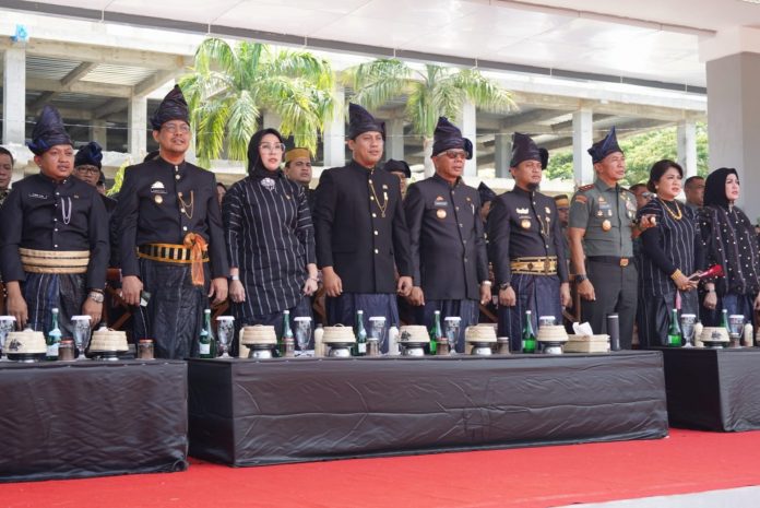 FOTO: Bupati Bulukumba Andi Muchtar Ali Yusuf pimpinan Fokompimda pada puncak peringatan Hari Jadi Kabupaten Bulukumba ke 63 di lapangan Pemuda, Sabtu 4 Februari 2023.