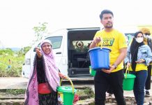 Ketua KONI Parepare Zulham Arief Serahkan Paket Bantuan ke Korban Banjir FOTO: Ketua Komite Olahraga Nasional Indonesia (KONI) Kota Parepare, Zulham Arief (ZA) menyerahkan paket bantuan kepada masyarakat yang terdampak korban bencana banjir bandang.
