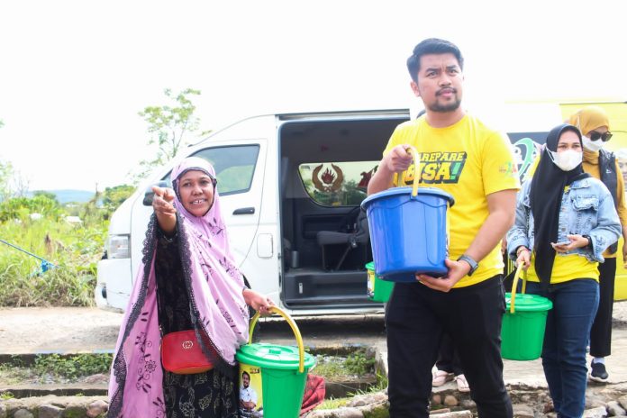 FOTO: Ketua Komite Olahraga Nasional Indonesia (KONI) Kota Parepare, Zulham Arief (ZA) menyerahkan paket bantuan kepada masyarakat yang terdampak korban bencana banjir bandang.