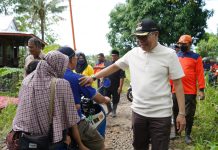 Dilanda Banjir Bandang, Taufan Pawe Perintahkan Pejabat serta Jajarannya Sepekan Fokus Tangani Korban FOTO: Wali Kota Parepare, Taufan Pawe, bersama jajarannya turun memantau lokasi - lokasi masyarakat yang terkena dampak banjir bandang, Minggu, 5 Februari 2023.
