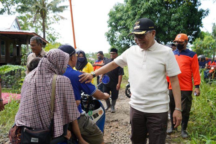 FOTO: Wali Kota Parepare, Taufan Pawe, bersama jajarannya turun memantau lokasi - lokasi masyarakat yang terkena dampak banjir bandang, Minggu, 5 Februari 2023.