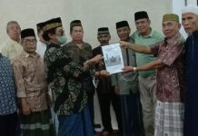 Andi Pasamangi Wawo Kembali Jadi Ketua Pengurus Mesjid Al Hidayah FOTO: Kanan Tim Formatur yang dipimpin Drs M.Asri Tapa, M.Si, saat mempercayakan kembali kepada Andi Pasamangi Wawo sebagai Ketua Pengurus Mesjid Al Hidayah Periode 2023-2027.