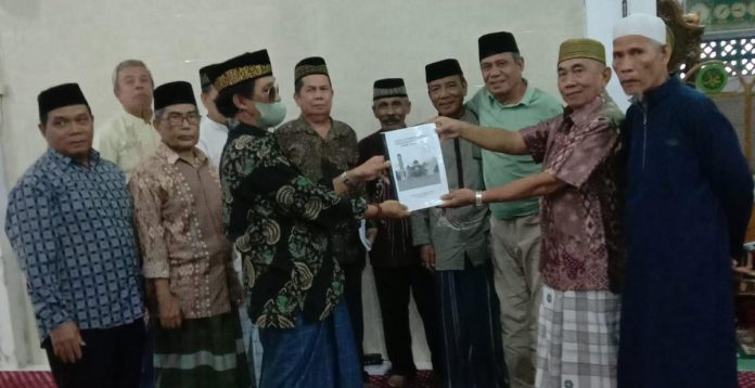 FOTO: Kanan Tim Formatur yang dipimpin Drs M.Asri Tapa, M.Si, saat mempercayakan kembali kepada Andi Pasamangi Wawo sebagai Ketua Pengurus Mesjid Al Hidayah Periode 2023-2027.