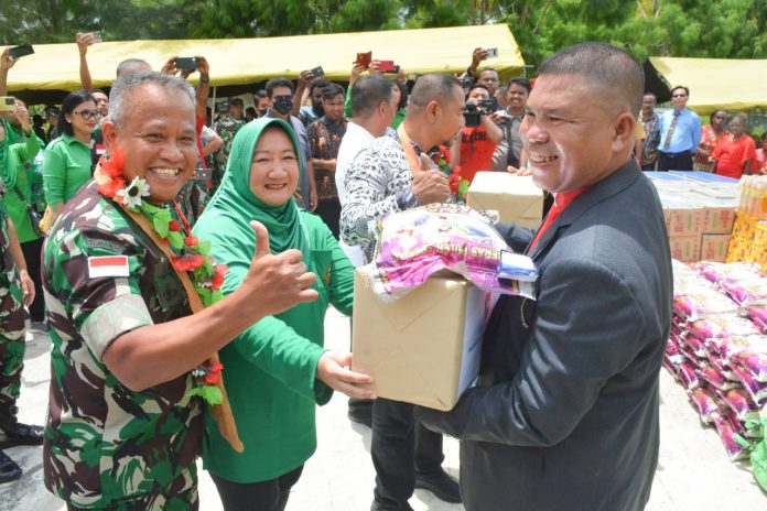 FOTO: Pangdam XVII/Cenderawasih Mayjen TNI Muhammad Saleh Mustafa, Ketua Jemaat GKI Yakhin Klewbleuw, Pendeta Heldi Harun di Gereja GKI Yakhin Kampung Klewbleuw, Distrik Sentani Timur, Kabupaten Jayapura, Papua, Minggu (05/02) siang.