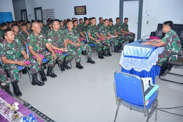 FOTO: Komandan Batalyon Marinir Pertahanan Pangkalan (Yon Marhanlan) VI/Makassar Mayor Mar Aris Moko saat melaksanakan Jam Komandan di Mako Lantai kaca Mako Batalyon Jl. Yos Sudarso No.308 Kota Makassar. Senin (06/02/2023).