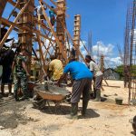 Jalin Kebersamaan, Satgas Pamtas Yonif 132/BS Gotong Royong Bangun Masjid Di Perbatasan FOTO: Satgas Pamtas RI-PNG Yonif 132/BS melaksanakan kegiatan gotong royong pembangunan Masjid Nurrohman bersama masyarakat Di Kp.Yanama Pir 1, Distrik Arso, Kabupaten Keerom, Provinsi Papua, Pada Hari Senin (06/02/2023).