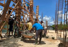 Jalin Kebersamaan, Satgas Pamtas Yonif 132/BS Gotong Royong Bangun Masjid Di Perbatasan FOTO: Satgas Pamtas RI-PNG Yonif 132/BS melaksanakan kegiatan gotong royong pembangunan Masjid Nurrohman bersama masyarakat Di Kp.Yanama Pir 1, Distrik Arso, Kabupaten Keerom, Provinsi Papua, Pada Hari Senin (06/02/2023).