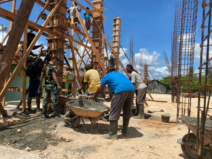 FOTO: Satgas Pamtas RI-PNG Yonif 132/BS melaksanakan kegiatan gotong royong pembangunan Masjid Nurrohman bersama masyarakat Di Kp.Yanama Pir 1, Distrik Arso, Kabupaten Keerom, Provinsi Papua, Pada Hari Senin (06/02/2023).