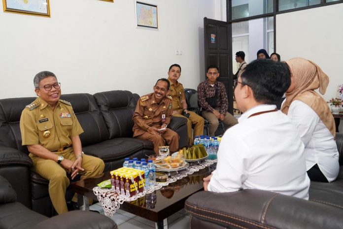 FOTO: Kiri Wali Kota Parepare, Taufan Pawe audensi bersama Kepala Balai Bahasa Provinsi Sulsel Ganjar Harimansyah, Senin, 6 Februari 2023.