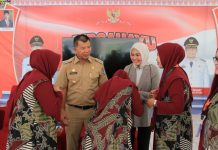 Bupati Andi Utta Lepas Jamaah Umrah, Termasuk Dua Anak Juara MTQ Tingkat Provinsi FOTO: Bupati Bulukumba Andi Muchtar Ali Yusuf melepas rombongan jamaah umrah Bulukumba yang akan berangkat ke tanah suci Mekkah, di Pendopo Rujab Bupati Bulukumba, Senin 6 Februari 2023.