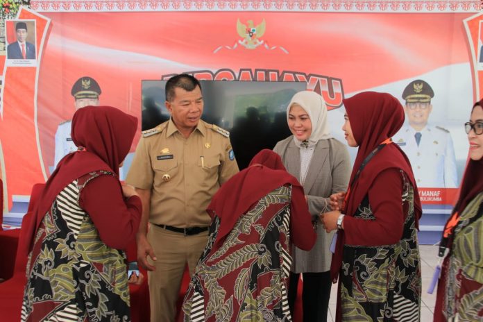 FOTO: Bupati Bulukumba Andi Muchtar Ali Yusuf melepas rombongan jamaah umrah Bulukumba yang akan berangkat ke tanah suci Mekkah, di Pendopo Rujab Bupati Bulukumba, Senin 6 Februari 2023.