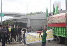 Solidaritas Dijunjung Tinggi, PB IPMIL Raya Geruduk Kejati Sulsel Tuntut 12 Rekannya Dibebaskan FOTO: Ikatan Pelajar Mahasiswa Indonesia Luwu RAYA (PB IPMIL RAYA) saat menggelar aksi unjuk rasa di Kejati Sulsel. Senin (6/2/2023)