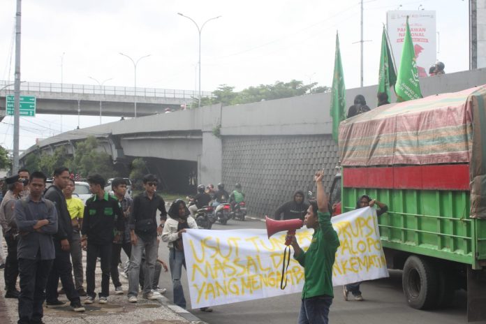 FOTO: Ikatan Pelajar Mahasiswa Indonesia Luwu RAYA (PB IPMIL RAYA) saat menggelar aksi unjuk rasa di Kejati Sulsel. Senin (6/2/2023)