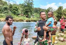 Kunjungi Masyarakatnya, Koramil 1715-01/Oksibil Ingatkan Pentingnya Jaga Kesehatan FOTO: Babinsa Koramil 1715-01/Oksibil dipimpin oleh Danramil Kapten Cba Dwi Wawan melaksanakan anjangsana ke wilayah binaannya di Kampung Kalomdol, Distrik Kalomdol, Kab. Pegunungan Bintang, pada Senin (6/02).