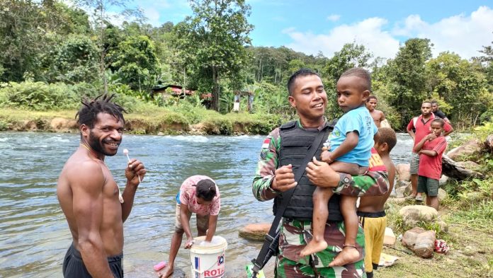 FOTO: Babinsa Koramil 1715-01/Oksibil dipimpin oleh Danramil Kapten Cba Dwi Wawan melaksanakan anjangsana ke wilayah binaannya di Kampung Kalomdol, Distrik Kalomdol, Kab. Pegunungan Bintang, pada Senin (6/02).