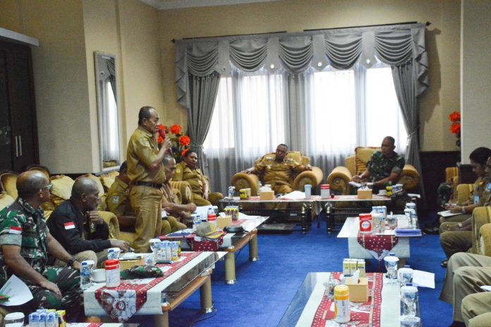 FOTO: Danrem 172/PWY Brigjen TNI J.O Sembiring didampingi oleh Dandim 1701/Jayapura lantas menemui Pejabat (PJ) Bupati Jayapura, Triwarno Purnomo, S.STP., M.Si, untuk membahas hal tersebut pada Senin (6/02), bertempat di ruang VIP Room Kantor Bupati Jayapura, Gunung Merah, Distrik Sentani, Kab. Jayapura.