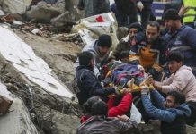 Korban Tewas Akibat Gempa di Turki dan Suriah Tembus 3.700 orang Foto: Sebuah tim penyelamat bekerja di gedung yang runtuh di Osmaniye, Turki/Net