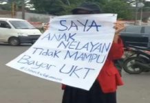 Tak Mampu Bayar UKT, Mahasiswi Unhas Makassar Demo Tunggal: ‘Saya Anak Nelayan’ Foto hasil tangkap layar Mahasiswi Unhas Makassar Demo Tunggal: Saya Anak Nelayan