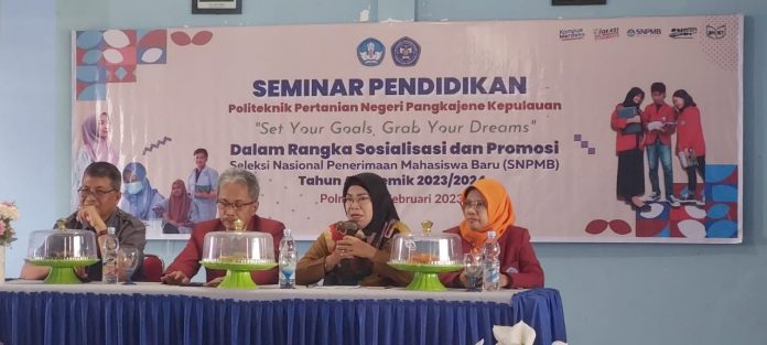 FOTO: Direktur Politani Pangkep, Dr. Ir. Darmawan, M.P. saat menghadiri Seminar Pendidikan bagi siswa dengan mengusung tema 