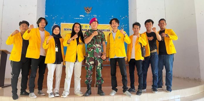 FOTO: Prajurit Petarung Batalyon Marinir Pertahanan Pangkalan (Yonmarhanlan) VI Makassar mengikuti Rapat Rordinasi (Rakor) KKN UNCP Palopo dalam rangka penanaman 1000 pohon mangrove di Pantai Seta-Seta Kec. Tanalili Kab. Luwu Utara. Selasa (07/02/2023).