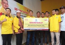 Tokoh Masyarakat Hadiri Penyerahan Papan Pimlur Minasa Upa, Mustari: Saya Keluarga ABRI, KTA Golkar Sejak Tahun 1972 FOTO: Dari kiri Tokoh Pemuda Rappocini Pampang, H. Mustari, Ketua DPD II Golkar Makassar menyerahkan papan sekretariat Pimpinan Kelurahan Minasa upa. Selasa (7/2)