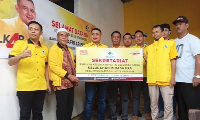 FOTO: Dari kiri Tokoh Pemuda Rappocini Pampang, H. Mustari, Ketua DPD II Golkar Makassar menyerahkan papan sekretariat Pimpinan Kelurahan Minasa upa. Selasa (7/2)