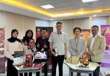 Tolak Ujian Tertulis, Mahasiswa Kalla Institute Pamerkan bisnisnya FOTO: Rektor Kalla Institute, Syamril, S T M Pd dan Wakil Rektor bidang Akademik dan Kemahasiswaan, Prof Dr Sukardi Weda saat meninjau kegiatan mahasiswa, mata kuliah Business Creation untuk Program studi Kewirausahaan dan mata kuliah entrepreneurship and Business plan. Senin (6/2)