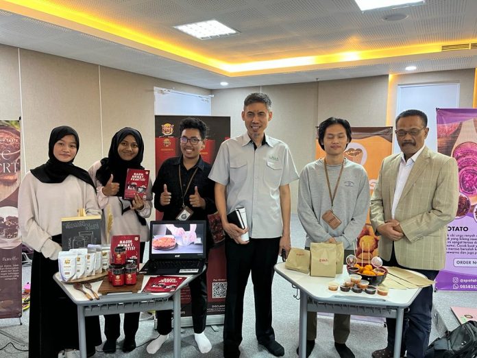 FOTO: Rektor Kalla Institute, Syamril, S T M Pd dan Wakil Rektor bidang Akademik dan Kemahasiswaan, Prof Dr Sukardi Weda saat meninjau kegiatan mahasiswa, mata kuliah Business Creation untuk Program studi Kewirausahaan dan mata kuliah entrepreneurship and Business plan. Senin (6/2) 