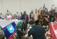 Dandim 1702/JWY Hadiri Rakor Penyiapan Lahan Pusat Pemprov Papua Pegunungan FOTO: Bertempat di Aula kantor Gubernur Papua Pegunungan, Jl. Diponegoro, Distrik Wamena, Kabupaten Jayawijaya, Provinsi Papua Pegunungan telah dilaksanakan rapat koordinasi dalam rangka penyiapan lahan lokasi pusat pemerintahan provinsi Papua Pegunungan yang di pimpin oleh Wakil Menteri Dalam Negeri RI Bpk. John Wempi Wetipo, S.H., M.H., pada Senin (06/02/2023).