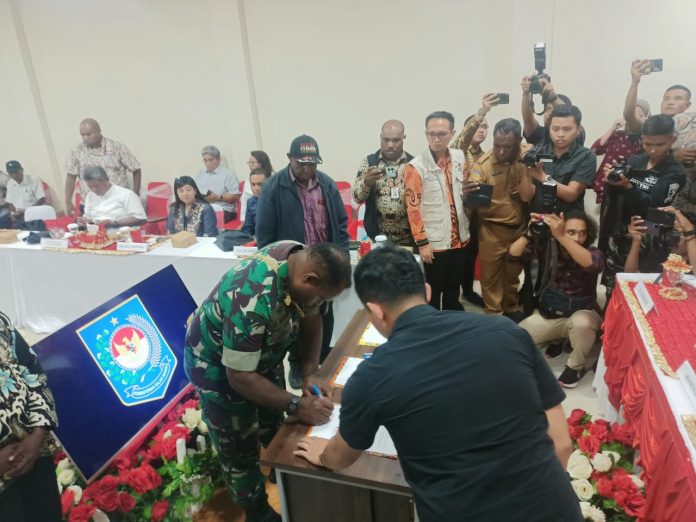 FOTO: Bertempat di Aula kantor Gubernur Papua Pegunungan, Jl. Diponegoro, Distrik Wamena, Kabupaten Jayawijaya, Provinsi Papua Pegunungan telah dilaksanakan rapat koordinasi dalam rangka penyiapan lahan lokasi pusat pemerintahan provinsi Papua Pegunungan yang di pimpin oleh Wakil Menteri Dalam Negeri RI Bpk. John Wempi Wetipo, S.H., M.H., pada Senin (06/02/2023).