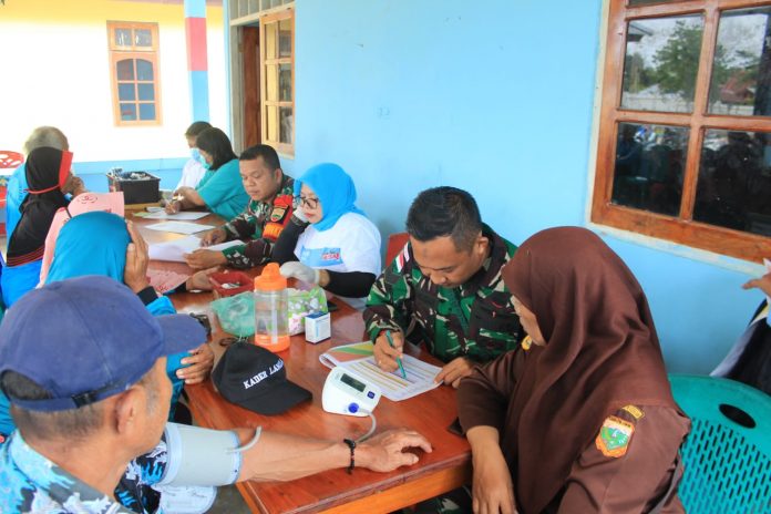 FOTO: Satgas Pamtas Yonif 132/BS Bersinergitas dengan Puskesmas Kp.Wonorejo mengadakan kegiatan pelayanan kesehatan kepada lansia Di Kp.Wonorejo, Distrik Mannem, Kab.Keerom, Provinsi Papua, Pada hari Rabu (08/02/2023).