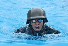 Marinir Makassar Melaksanakan UNPD Renang Militer FOTO: Salah satu Prajurit Sarang Petarung Batalyon Marinir Pertahanan Pangkalan (Yonmarhanlan) VI Makassar melaksanakan Uji Nilai Perorangan Dasar dengan melaksanakan renang militer di kolam renang militer TNI AL Tirto Sagoro-05 di jl. Yos Sudarso no.308 Makassar. Rabu(08/02/2023).