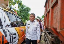 Usai Melapor ke Gubernur Sulsel, TP Kembali Turun Pantau Lokasi, Pastikan Warganya yang Terdampak Tertangani dengan Baik FOTO: Wali Kota Parepare, Dr HM Taufan Pawe saat berkunjung ke kawasan terdampak banjir, Kampung Tengah Galung (Tegal) I, Jalan Bukit Madani, Kelurahan Lapadde, Kecamatan Ujung, Parepare. Rabu (8/2)