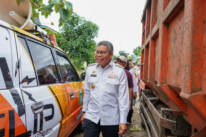 FOTO: Wali Kota Parepare, Dr HM Taufan Pawe saat berkunjung ke kawasan terdampak banjir, Kampung Tengah Galung (Tegal) I, Jalan Bukit Madani, Kelurahan Lapadde, Kecamatan Ujung, Parepare. Rabu (8/2)