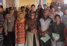 Prajurit Petarung Yonmarhanlan VI Sukseskan Pembagian 200 Sertifikat Program ‘Sehatkan’ Kepada Petani Ikan FOTO: Prajurit Petarung Batalyon Marinir Pertahanan Pangkalan (Yonmarhanlan) VI Makassar ikut serta dalam acara penyerahan sebanyak 200 Sertifikat Hak Atas Tanah Pembudidaya Ikan (Sehatkan) Lintas Sektor 2022 kepada para petani ikan di Kantor Desa Munte Kecamatan Tanah Lili Kabupaten Luwu Utara. Kamis (09/02/2023).