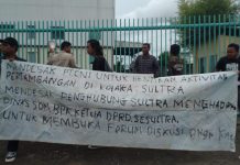 Mahasiswa Makassar Demo di PT. CNI dan Kantor Penghubung Sultra FOTO: Central Gerakan mahasiswa Sulawesi Tenggara melakukan Aksi unjuk rasa didepan PT. CNI dikawasan industri Kima Kota Makassar. Kamis (9/2)