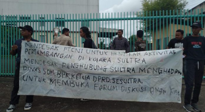 FOTO: Central Gerakan mahasiswa Sulawesi Tenggara melakukan Aksi unjuk rasa didepan PT. CNI dikawasan industri Kima Kota Makassar. Kamis (9/2)