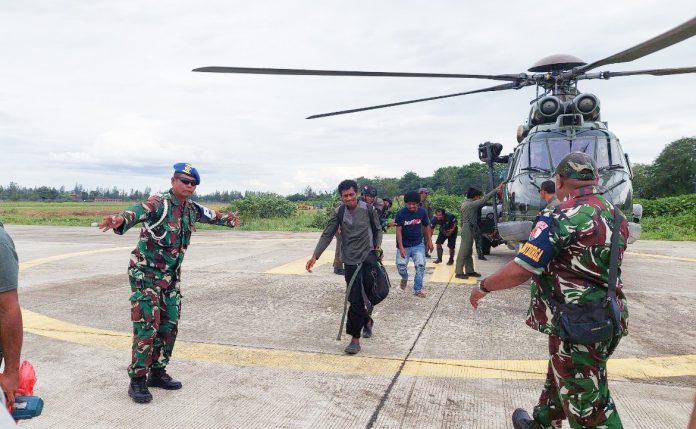 FOTO: Sebanyak 15 orang pekerja bangunan Puskesmas di Distrik Paro, Kabupaten Nduga yang disandera oleh Kelompok Separatis Teroris (KST) pimpinan Egianus Kogoya berhasil dievakuasi oleh tim gabungan TNI-Polri.