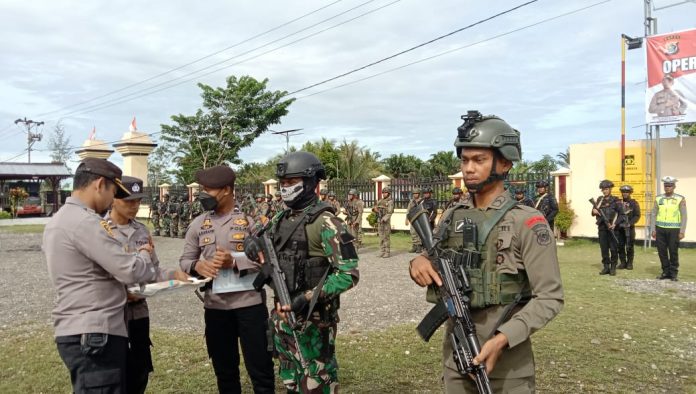 FOTO: Personel Kodim 1715/Yahukimo mengikuti apel gelar pasukan Operasi Keselamatan Cartenz Tahun 2023 menjelang Hari Raya Idul Fitri 1444 H, yang bertempat di lapangan Apel Mapolres Yahukimo, pada Selasa (07/02/2023).