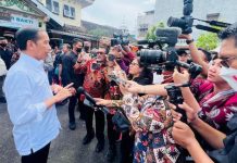 Presiden Jokowi Ajak Pemred Blusukan ke Pasar di Kota Medan FOTO: Presiden Jokowi saat memberikan keterangan pers di Kota Medan, Provinsi Sumatra Utara, Kamis (09/02/2023). (Foto: BPMI Setpres/Laily Rachev)