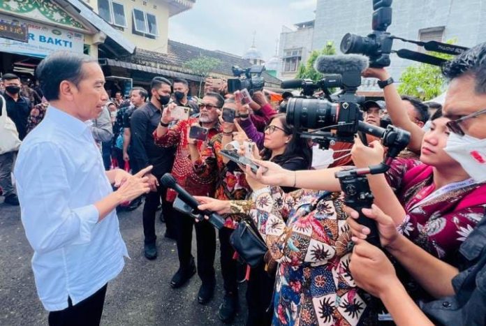 FOTO: Presiden Jokowi saat memberikan keterangan pers di Kota Medan, Provinsi Sumatra Utara, Kamis (09/02/2023). (Foto: BPMI Setpres/Laily Rachev)